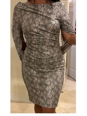 Nwt R&M Richards Women Boat Neck Drape Sleeve Snake Print Silver Dress Size 10